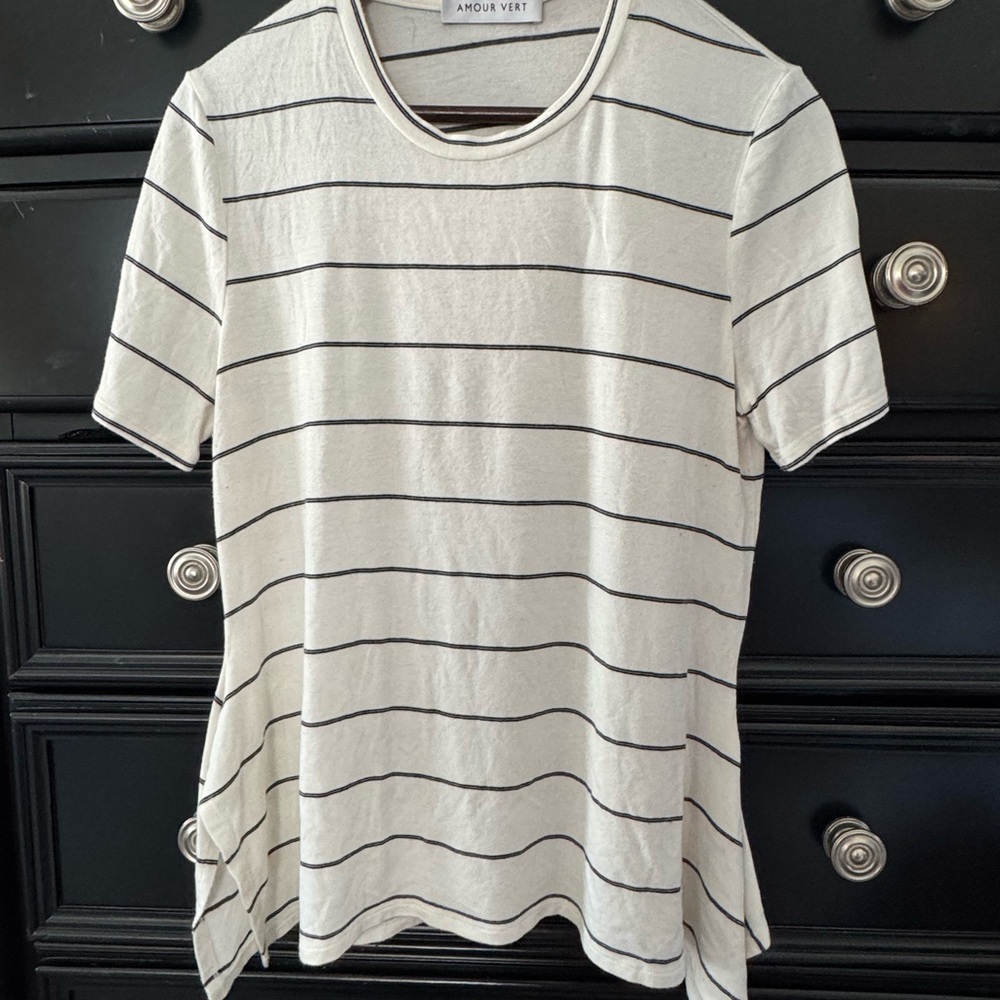 Amour Vert Cream Asymmetrical Short Sleeve T-Shirt